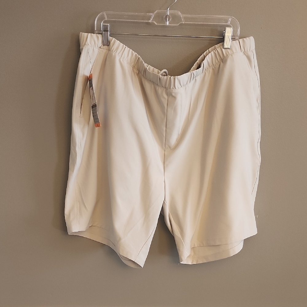NWT Mens Greg Norman Beige All Day Comfort Shorts